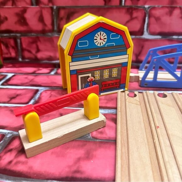 Thomas & Friends Wooden Railway bridge and track pcs - Picture 8 of 8